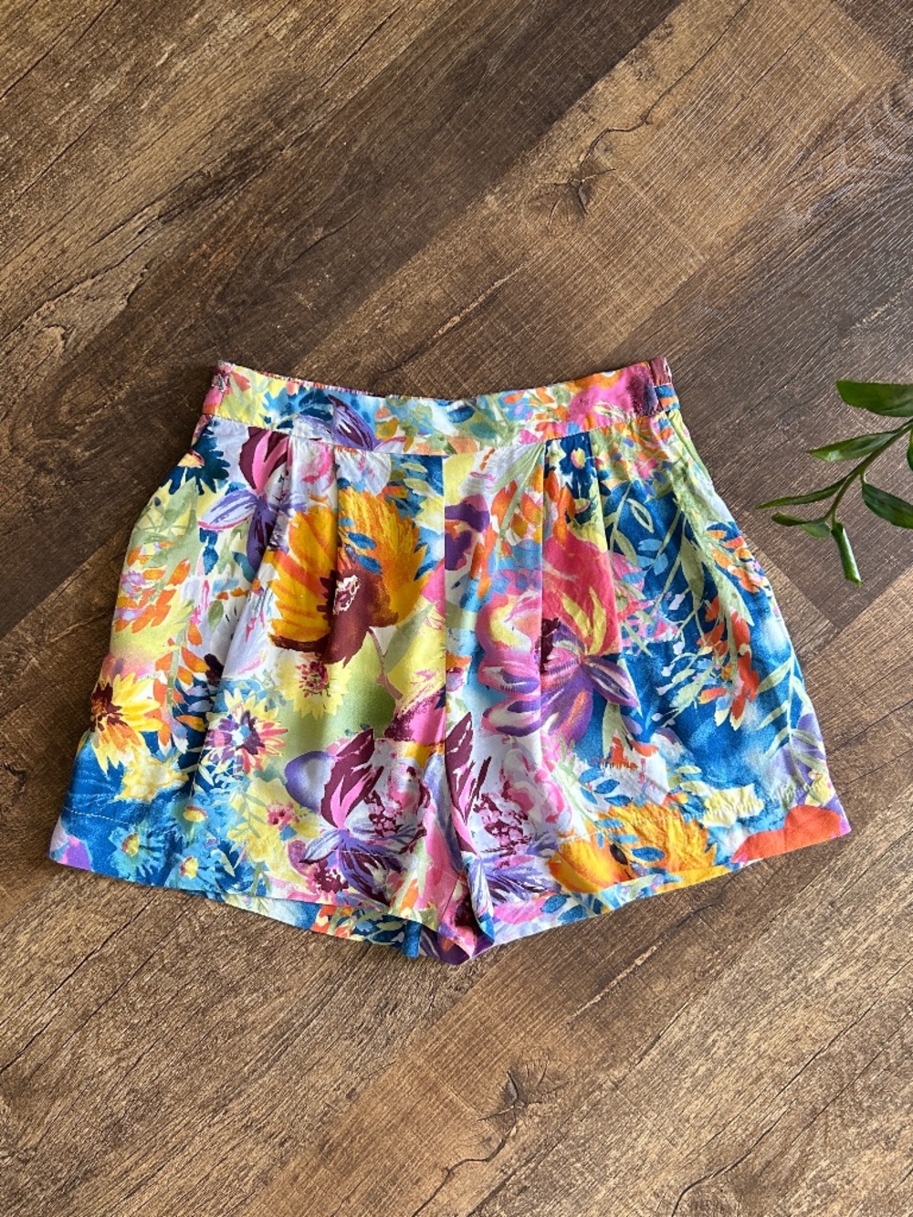 H&M cute colorful floral high waisted shorts flowers US size 4 EU 34 Viscose